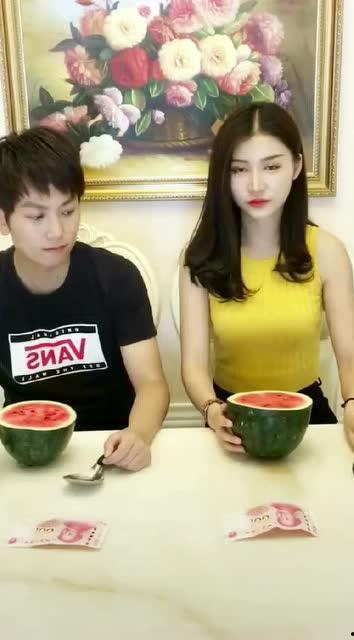 网红跟她老公吃瓜,甜蜜瞬间引网友热议 第2张 网红跟她老公吃瓜,甜蜜瞬间引网友热议 第2张