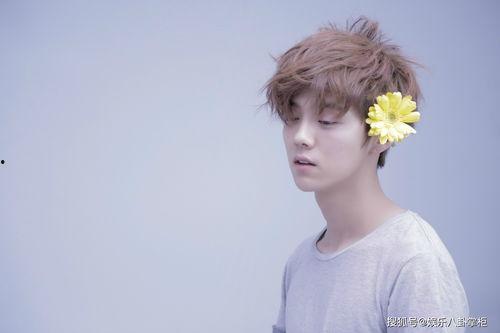 鹿晗吃鸡皮肤被爆料视频,电竞明星新风采